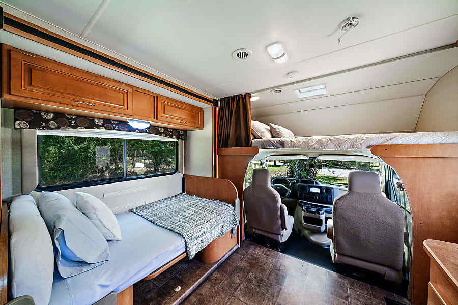 Photo 10 - 2014 Winnebago Class C Motorhome rental photo 12