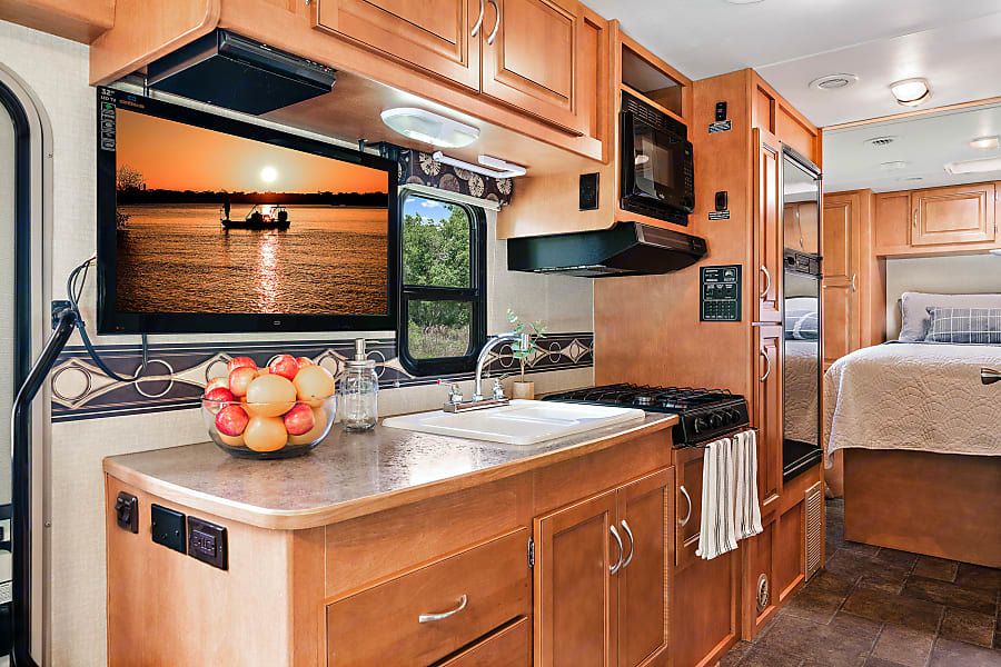 Photo 13 - 2014 Winnebago Class C Motorhome rental photo 15