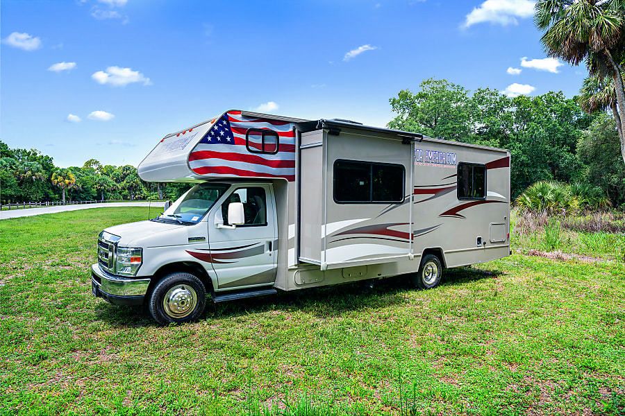 Photo 15 - 2014 Winnebago Class C Motorhome rental photo 17