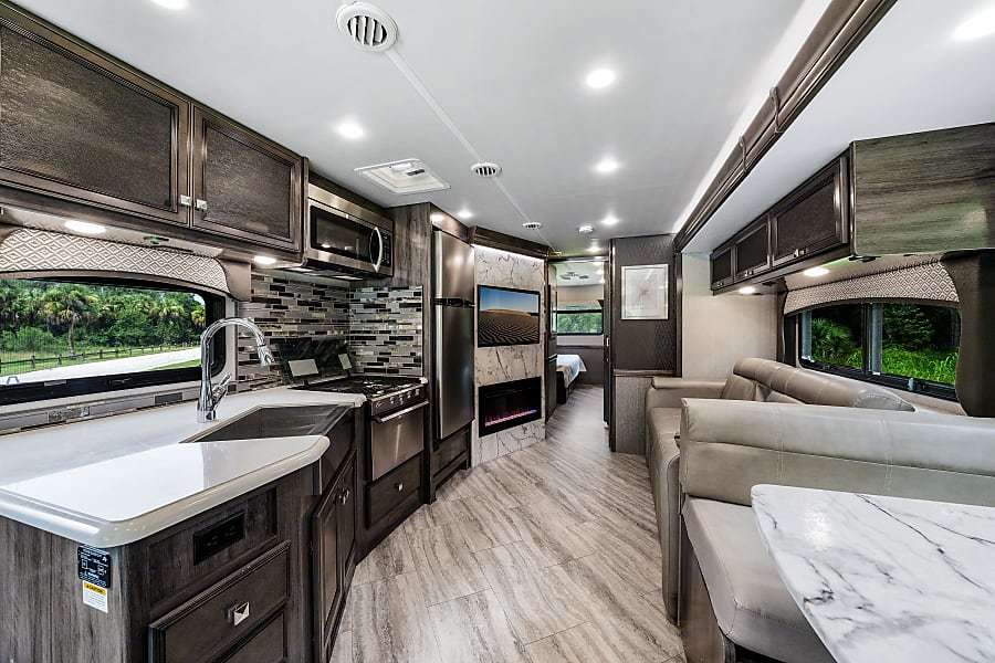 Photo 14 - 2020 Ford Class A Motorhome rental photo 16