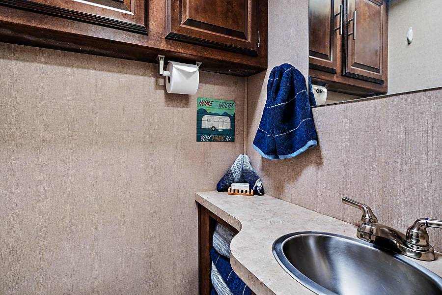 Photo 6 - 2017 American Freedom Class A Motorhome rental photo 8