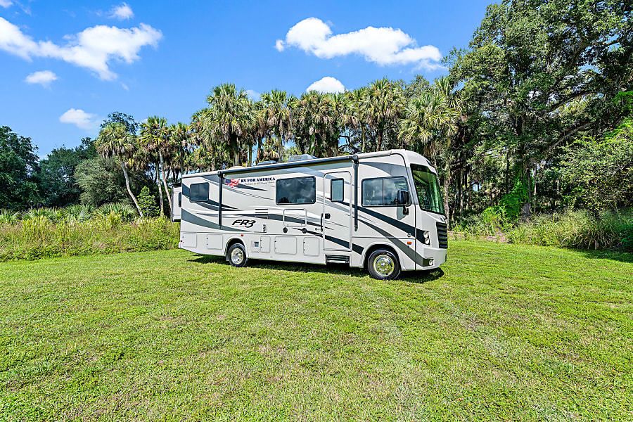 Photo 15 - 2017 American Freedom Class A Motorhome rental photo 17