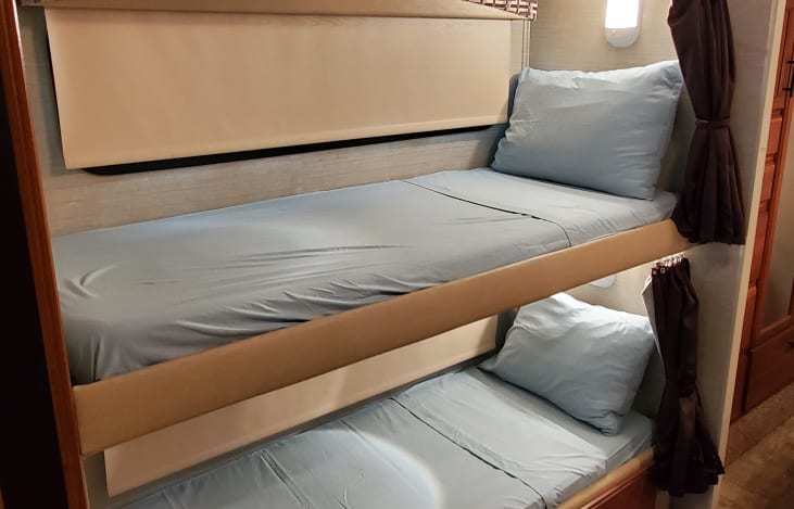 Photo 7 - 2017 Jayco Class C Motorhome rental photo 9