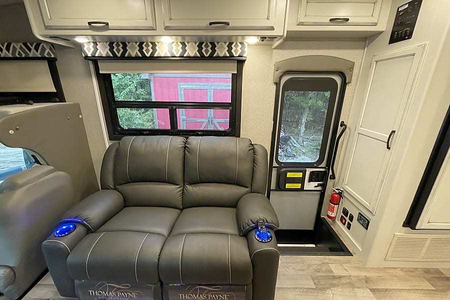 Photo 4 - 2020 Jayco Class C Motorhome rental photo 6