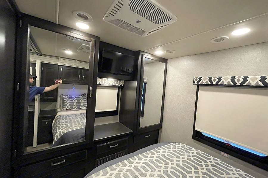 Photo 15 - 2020 Jayco Class C Motorhome rental photo 17
