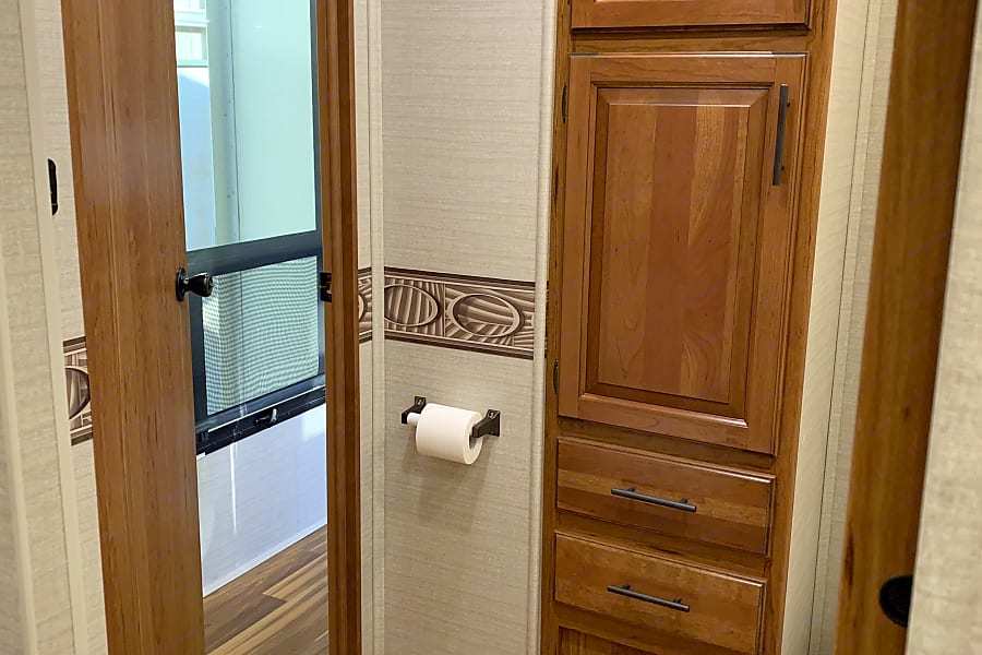 Photo 6 - 2017 Jayco Class C Motorhome rental photo 8