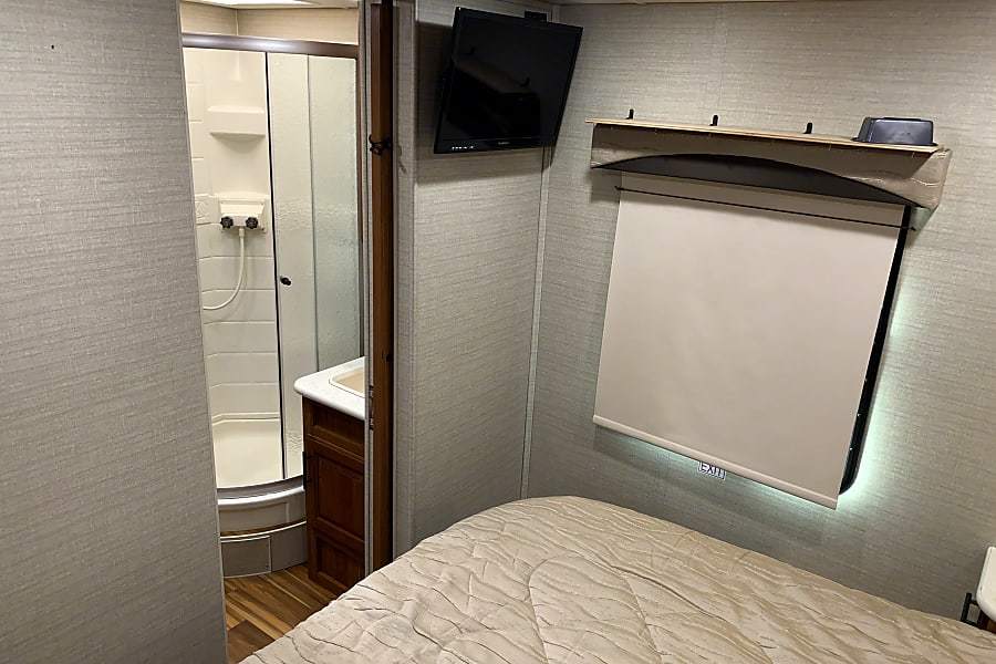 Photo 17 - 2017 Jayco Class C Motorhome rental photo 19