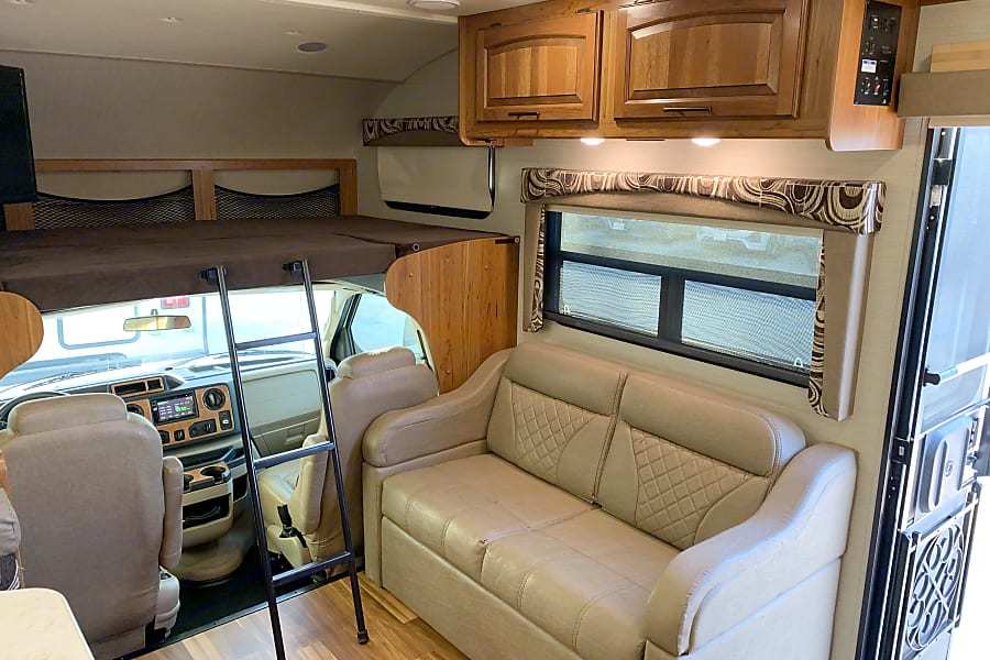 Photo 18 - 2017 Jayco Class C Motorhome rental photo 20