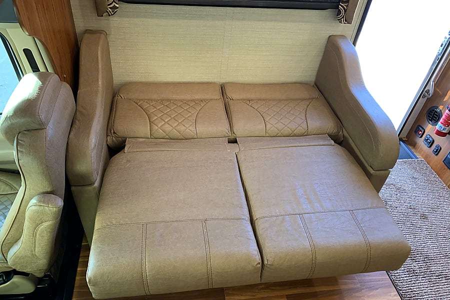 Photo 19 - 2017 Jayco Class C Motorhome rental photo 21
