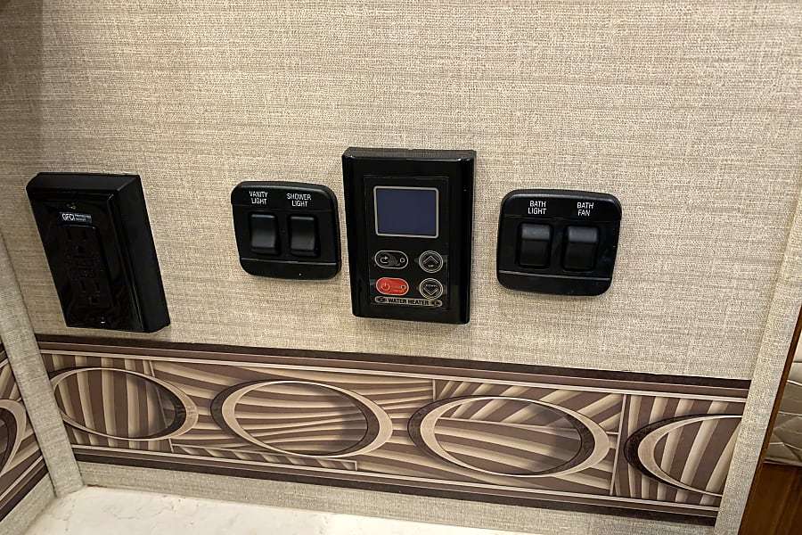 Photo 25 - 2017 Jayco Class C Motorhome rental photo 27