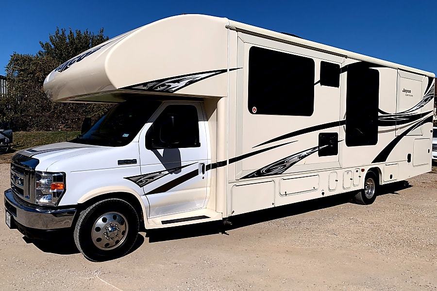 Photo 30 - 2017 Jayco Class C Motorhome rental photo 32