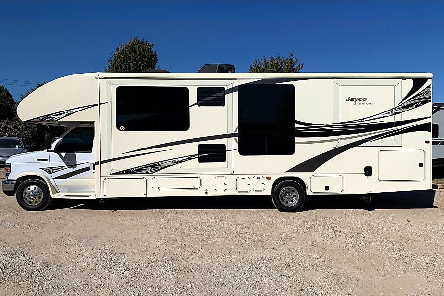 Photo 31 - 2017 Jayco Class C Motorhome rental photo 33
