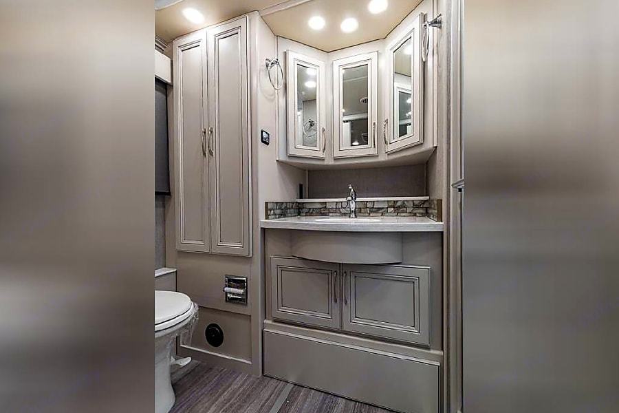 Photo 6 - 2022 Holiday  Rambler Class A Motorhome rental photo 8