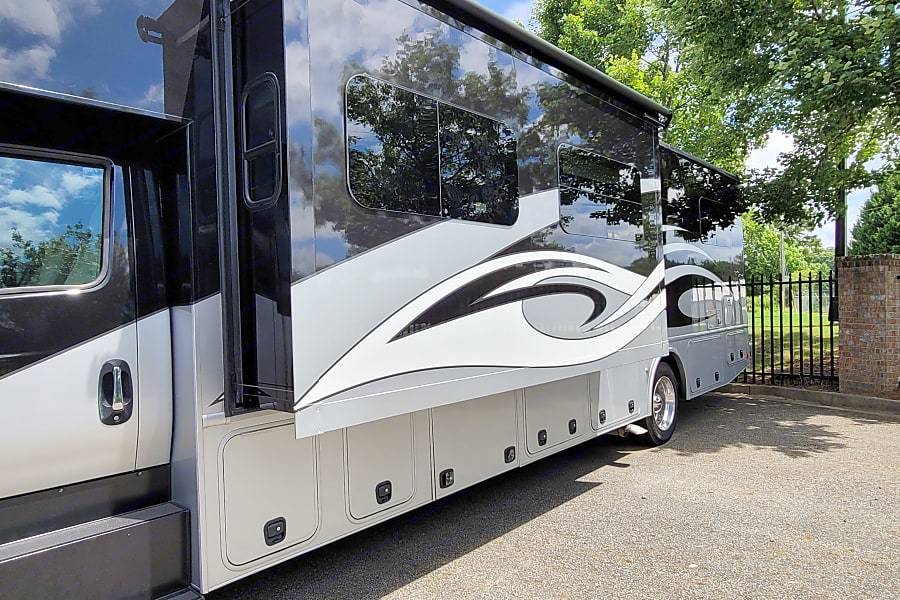Photo 46 - 2022 Nexus Class C Motorhome rental photo 48