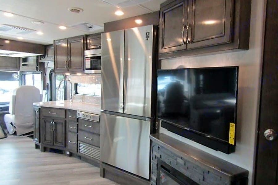 Photo 4 - 2022 Fleetwood Class A Motorhome rental photo 6