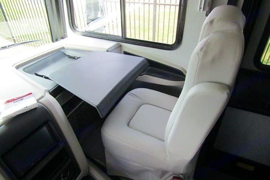 Photo 15 - 2022 Fleetwood Class A Motorhome rental photo 17