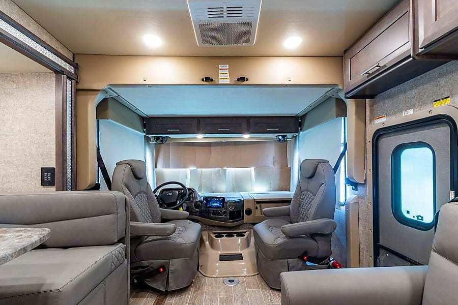 Photo 2 - 2022 Thor Class A Motorhome rental photo 4