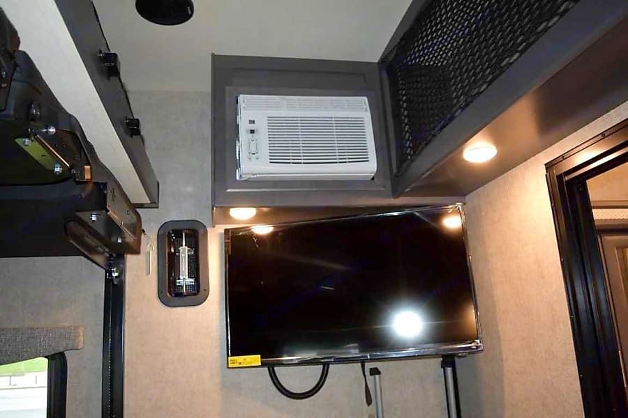 Photo 6 - 2022 Thor Class A Motorhome rental photo 8