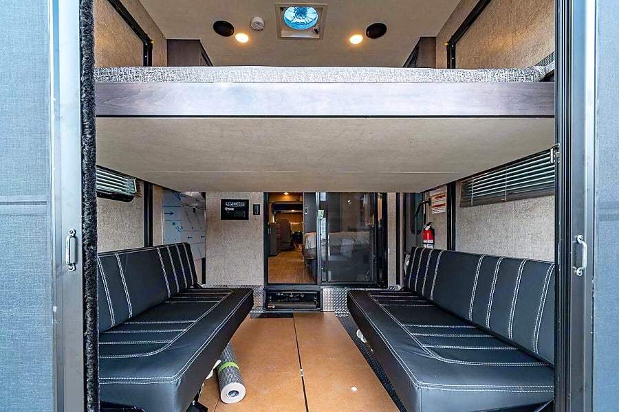 Photo 32 - 2022 Thor Class A Motorhome rental photo 34