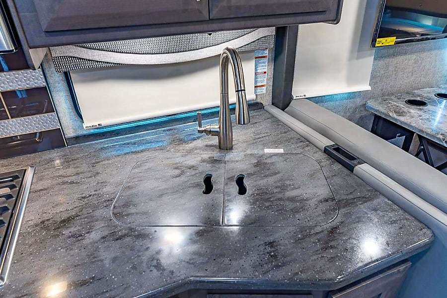 Photo 36 - 2022 Thor Class A Motorhome rental photo 38