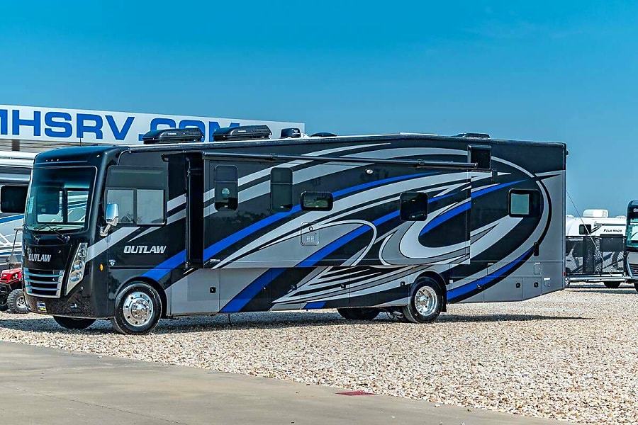 Photo 43 - 2022 Thor Class A Motorhome rental photo 45
