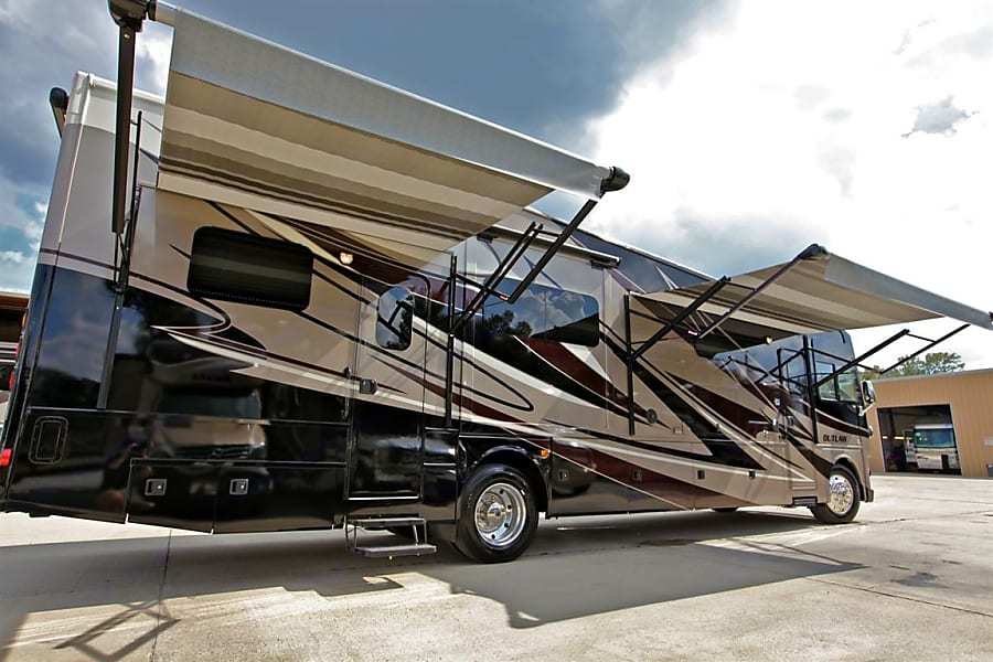 Photo 1 - 2021 Thor Motor Coach Class A Motorhome rental photo 3