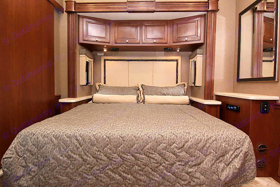 Photo 11 - 2021 Thor Motor Coach Class A Motorhome rental photo 13