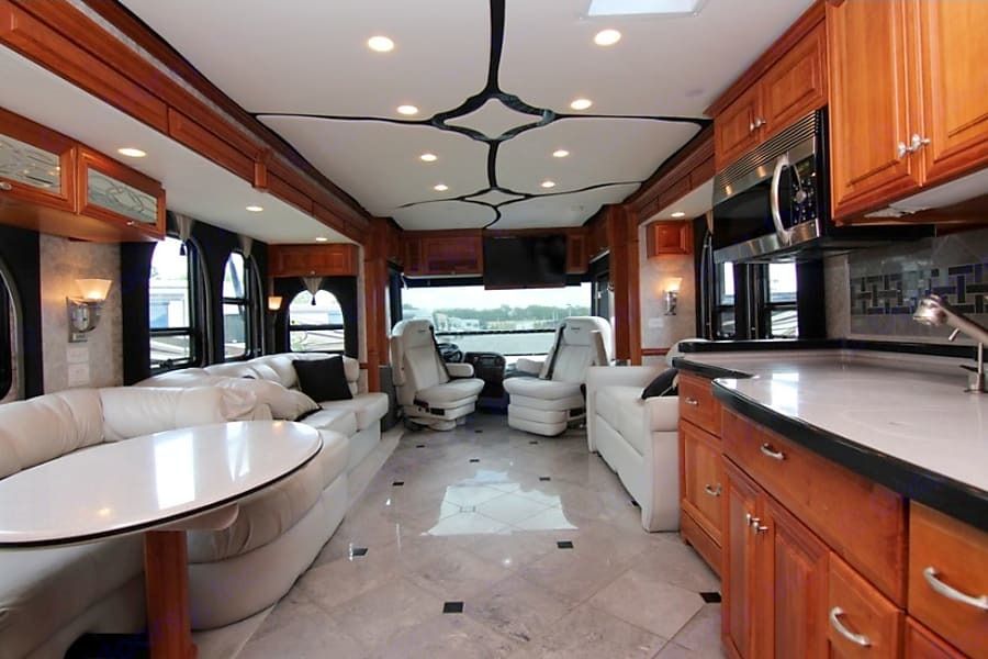 Photo 20 - 2021 Newmar Class A Motorhome rental photo 22