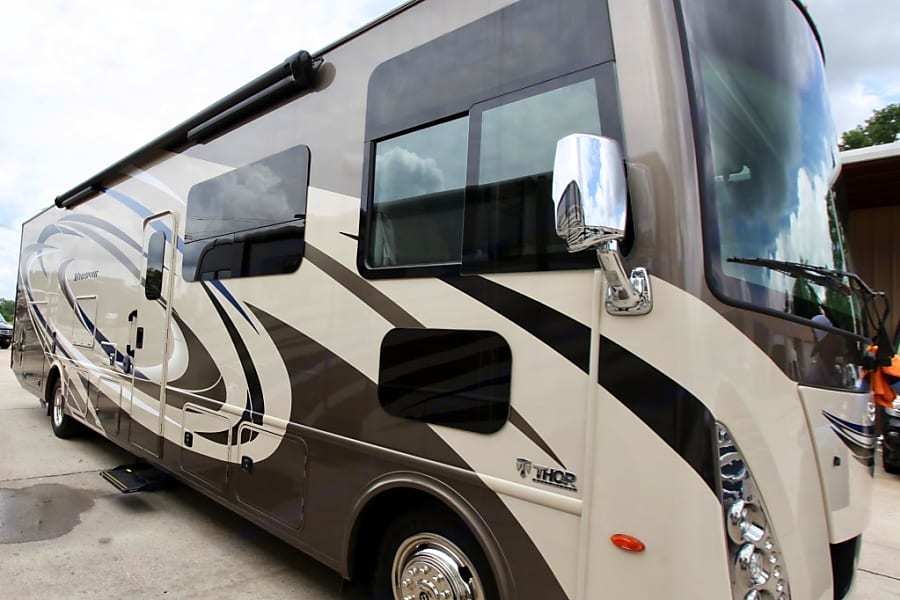 Photo 0 - 2021 Thor Motor Coach Class A Motorhome rental photo 2