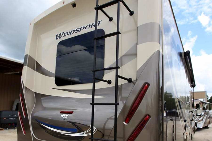 Photo 3 - 2021 Thor Motor Coach Class A Motorhome rental photo 5