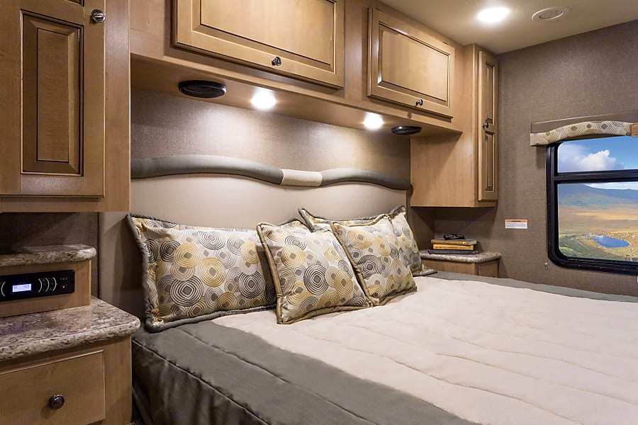 Photo 22 - 2021 Thor Motor Coach Class A Motorhome rental photo 24