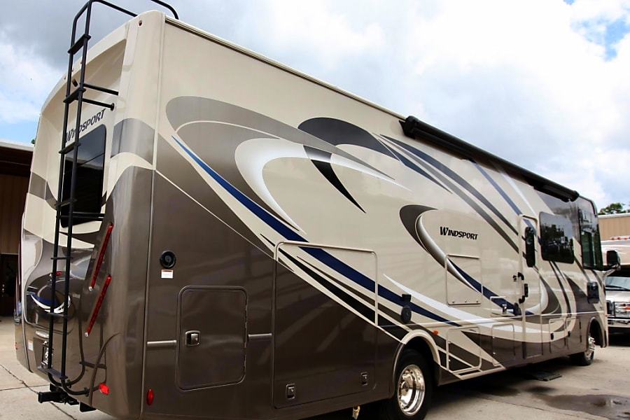 Photo 24 - 2021 Thor Motor Coach Class A Motorhome rental photo 26