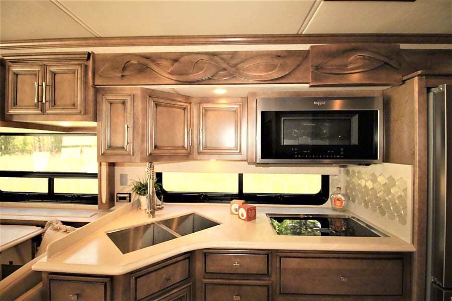 Photo 18 - 2021 Newmar Class A Motorhome rental photo 20