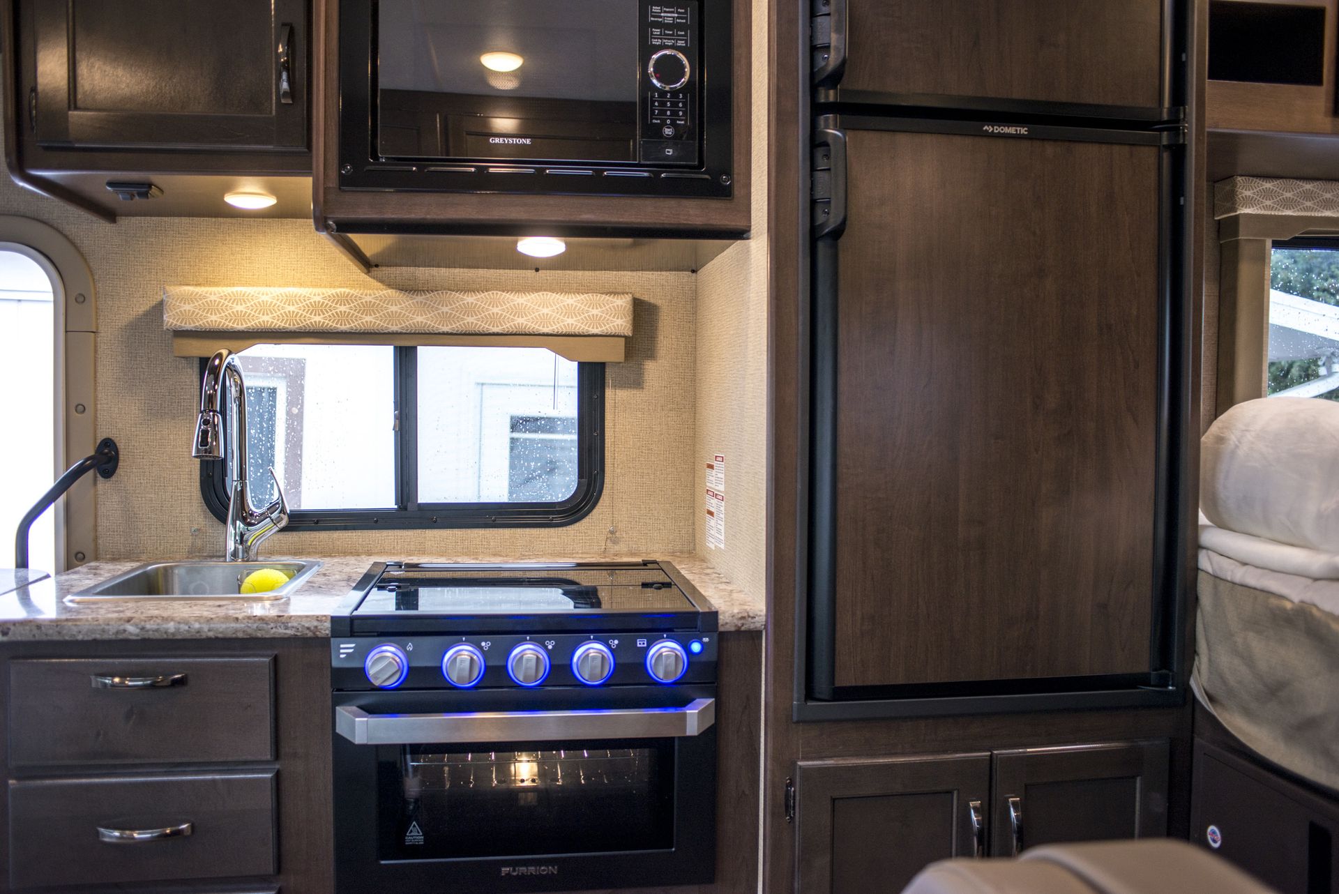 Photo 17 - 2019 Thor Class C Motorhome rental photo 18