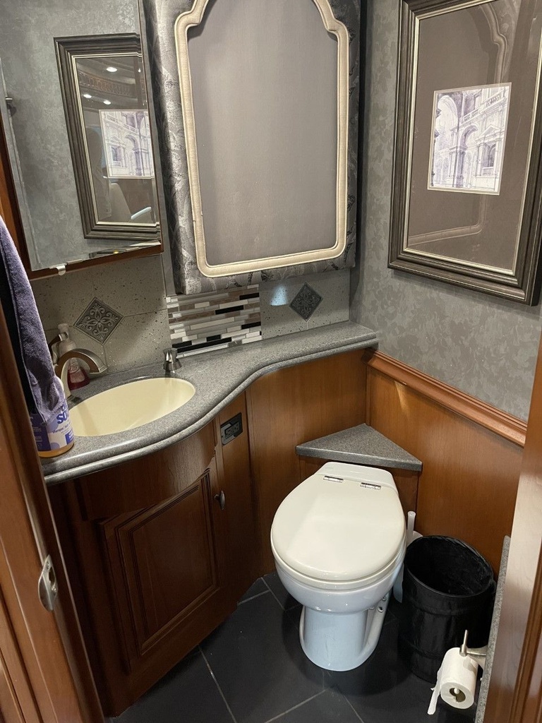 Photo 8 - 2016 Winnebago Class A Motorhome rental photo 10