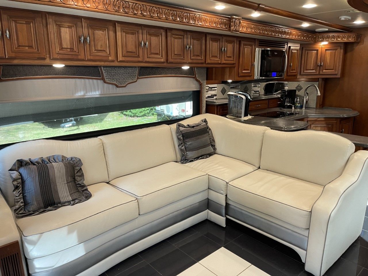 Photo 9 - 2016 Winnebago Class A Motorhome rental photo 11