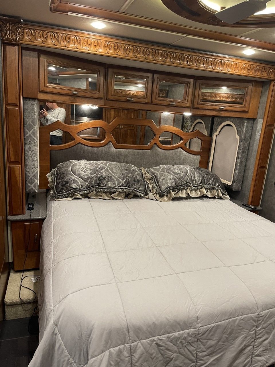 Photo 10 - 2016 Winnebago Class A Motorhome rental photo 12