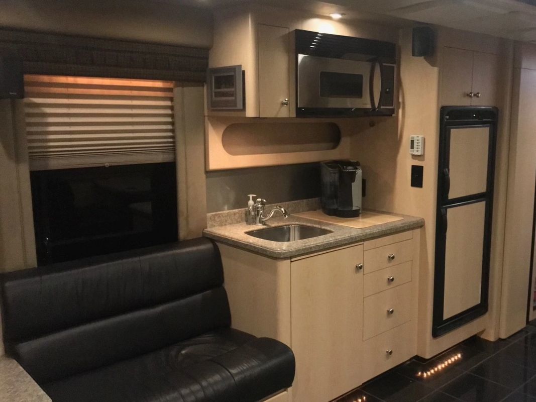 Photo 5 - 2005 Prevost Class A Motorhome rental photo 7
