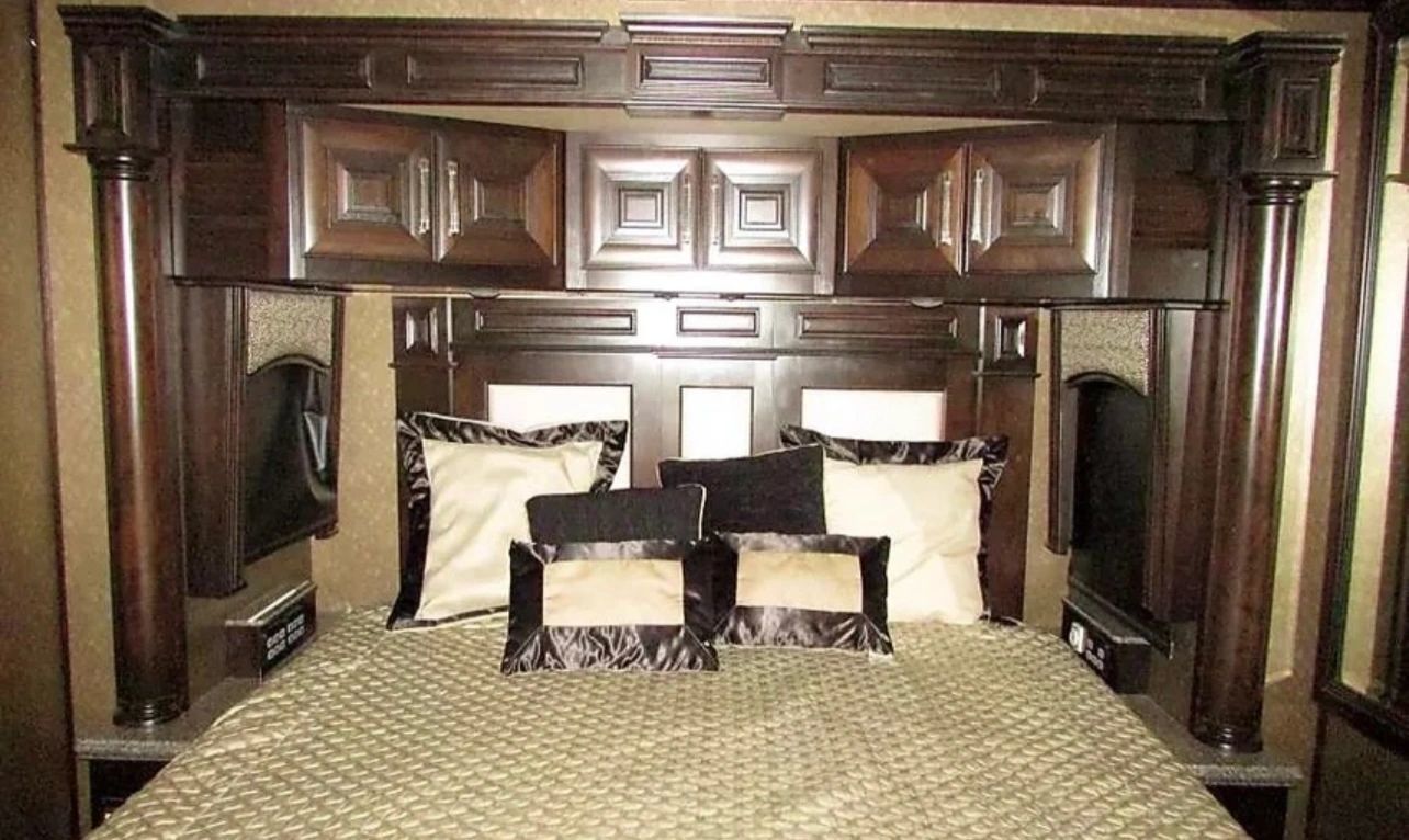 Photo 0 - 2020 American Coach Class A Motorhome rental photo 7