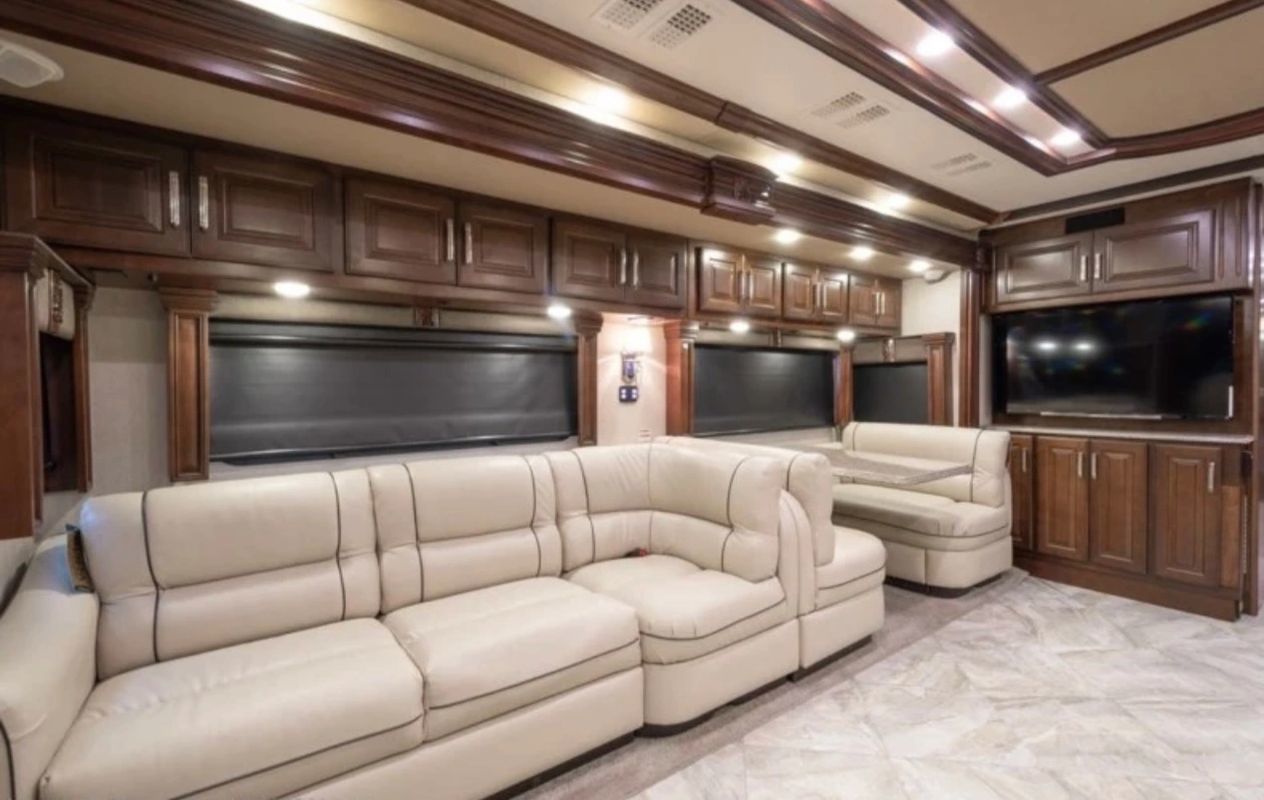 Photo 4 - 2018 American Coach Class A Motorhome rental photo 6