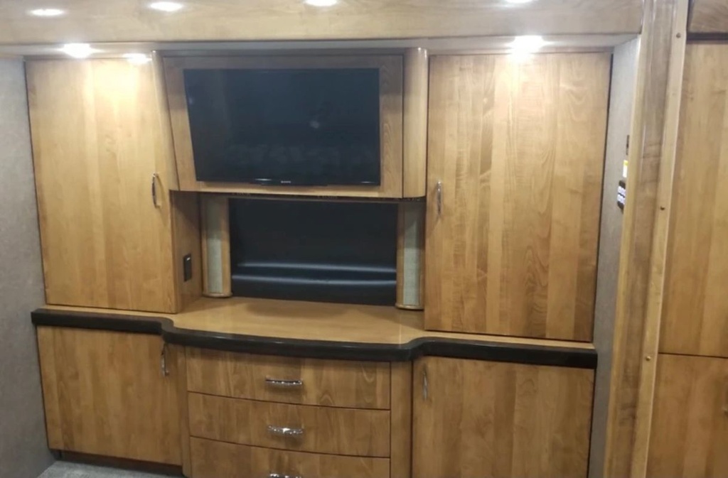 Photo 2 - 2018 American Coach Class A Motorhome rental photo 4
