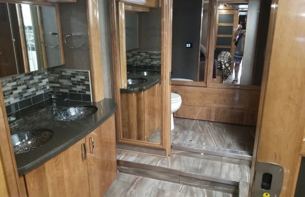Photo 6 - 2018 American Coach Class A Motorhome rental photo 8