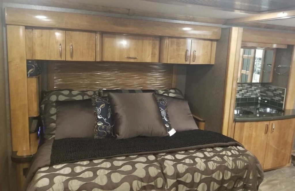 Photo 8 - 2018 American Coach Class A Motorhome rental photo 10