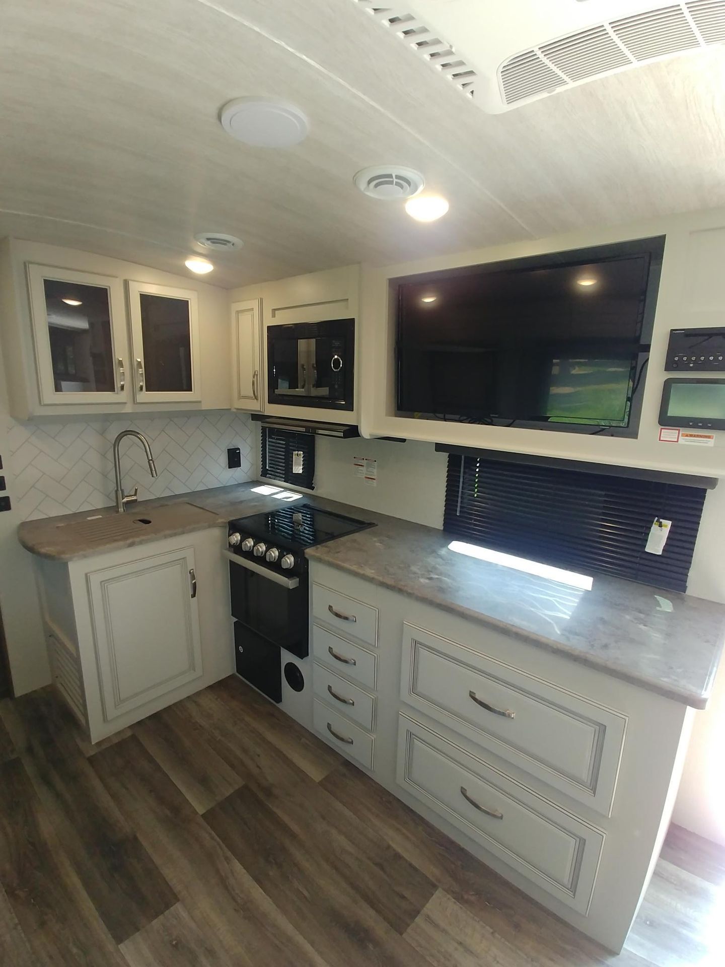 Photo 5 - 2021 Keystone Travel Trailer rental photo 10