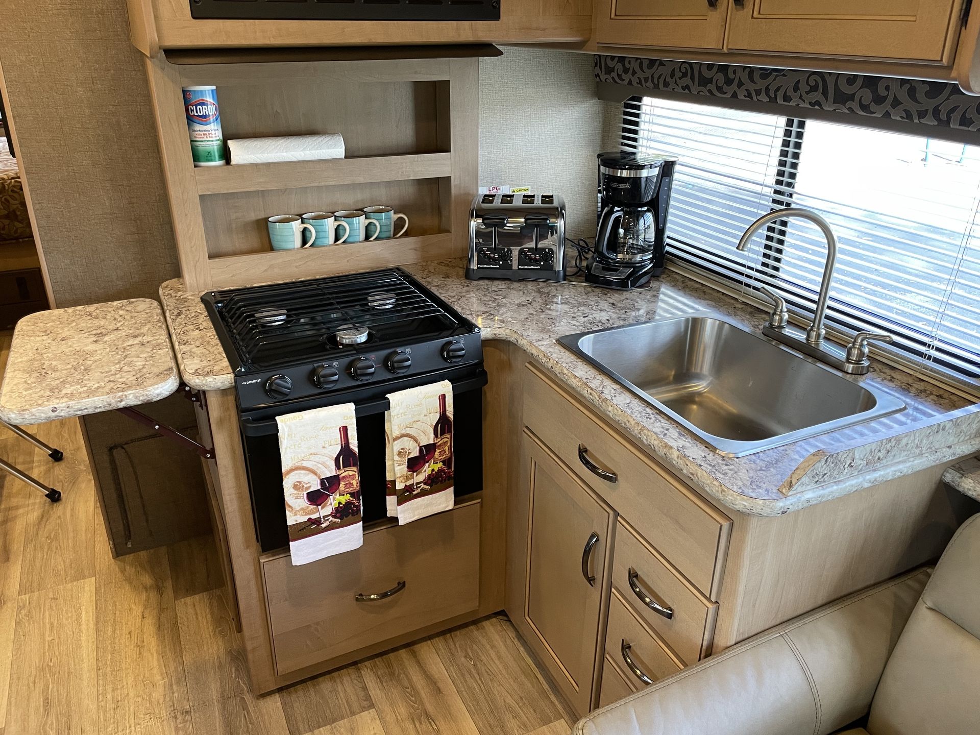 Photo 11 - 2020 Thor Motor Coach Class C Motorhome rental photo 14