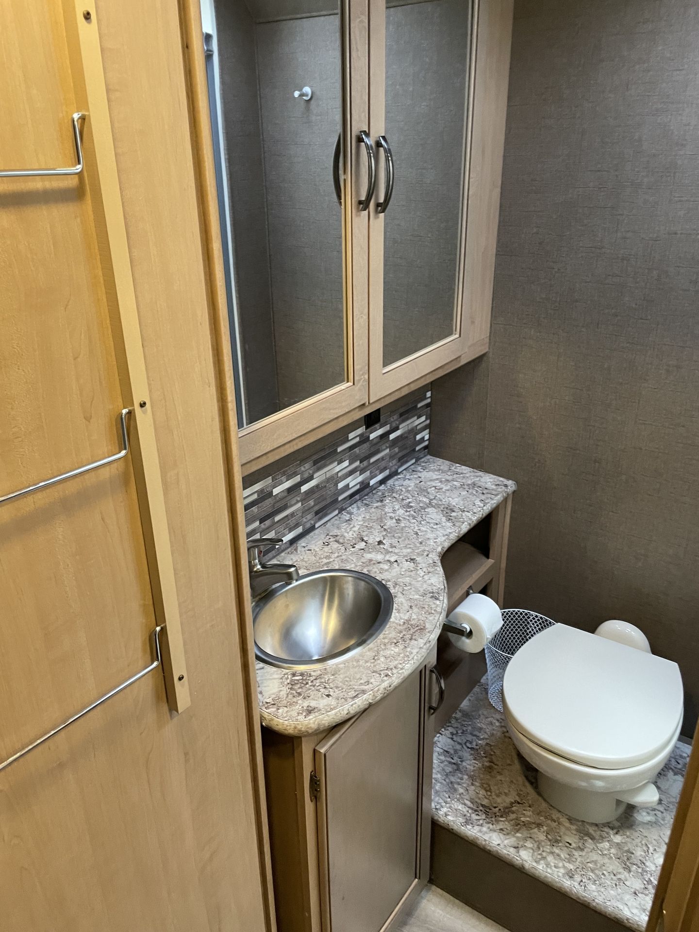 Photo 12 - 2020 Thor Motor Coach Class C Motorhome rental photo 19