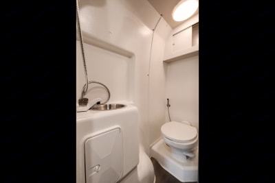Photo 21 - 2015 Winnebago Class B Motorhome rental photo 23