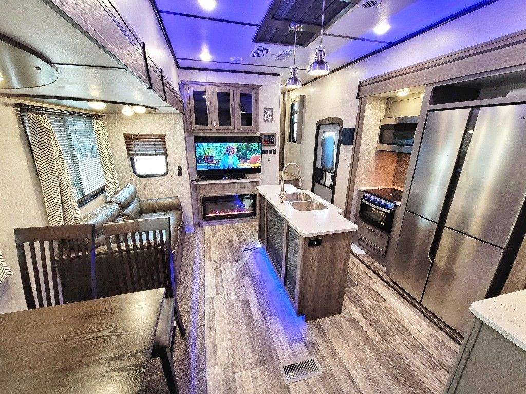 Photo 4 - 2020 COROSS ROADS Fifth Wheel rental photo 6