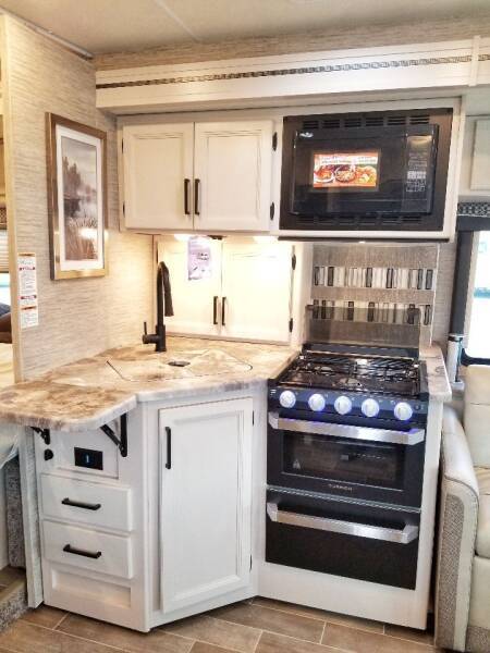 Photo 3 - 2020 Thor Motor Coach Class C Motorhome rental photo 5