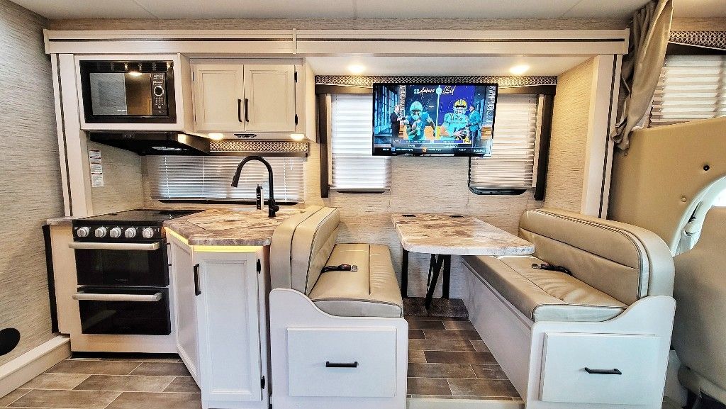 Photo 4 - 2022 Thor Motor Coach Class C Motorhome rental photo 6